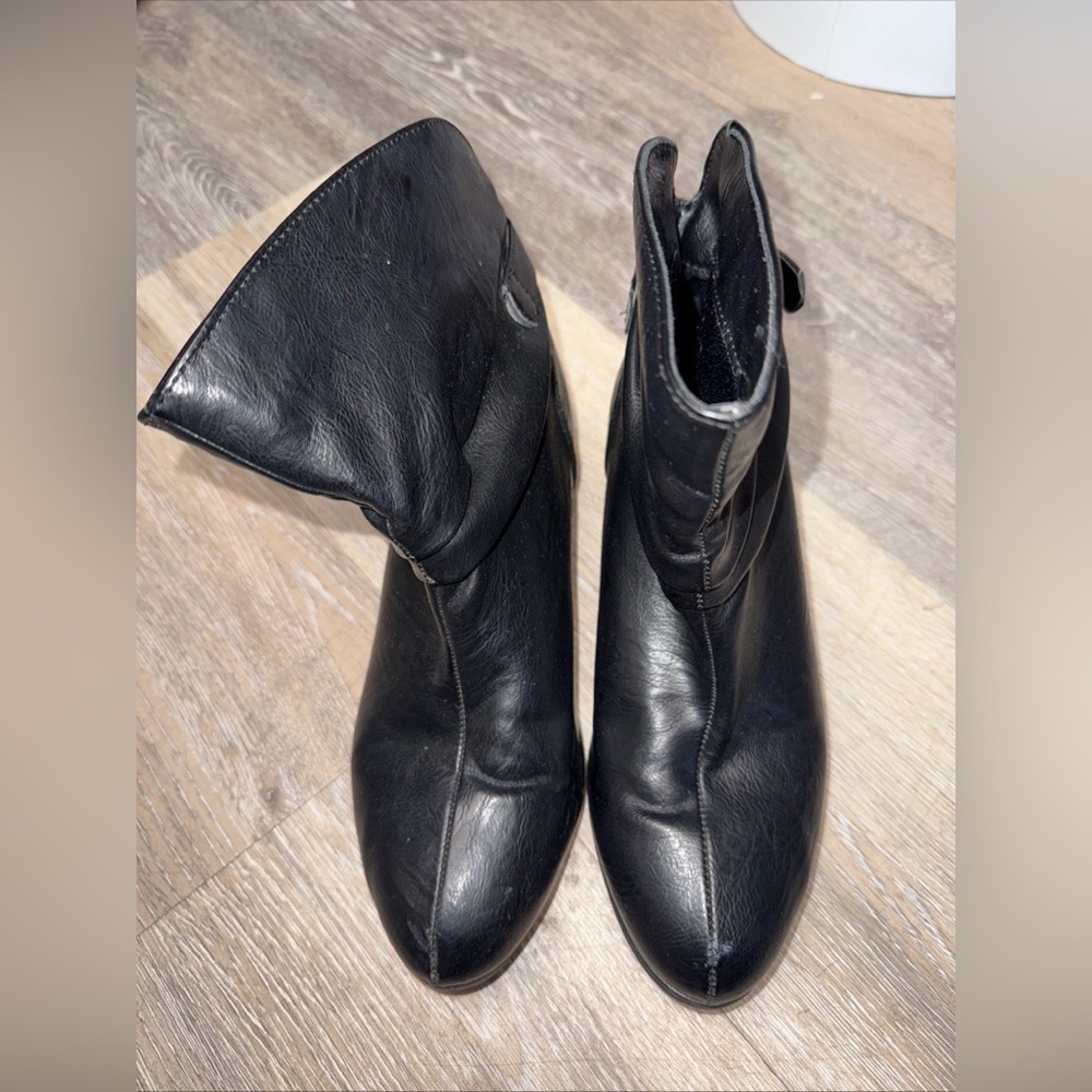Rampage Pull-on Almond toe Solid Black buckle accent size 8M Women's
